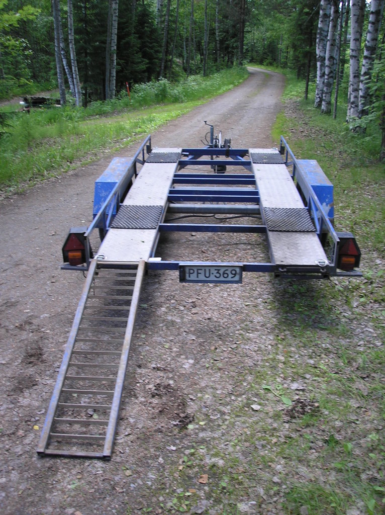 Keskikokoinen traileri